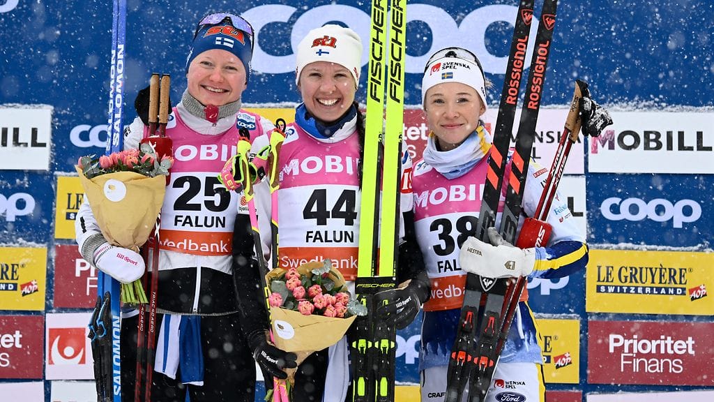 Johanna Matintalo (vas.), Kerttu Niskanen ja Jonna Sundling hiihtivät palkinnoille Falunissa.