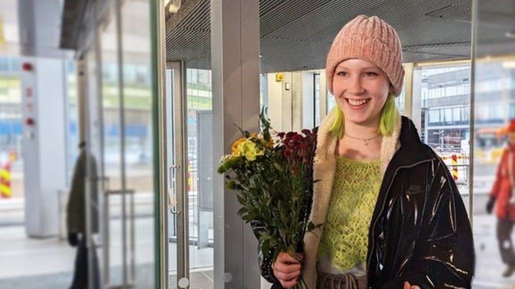 Kymmenes miljoonas kävijä, 17-vuotias Sonja saapui Oodiin tekemään matikan läksyjä.