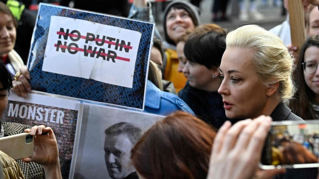 Navalnyin leski, Julija Navaljana, kuvattiin Venäjän suurlähetystön edustalla Berliinissä maaliskuussa.