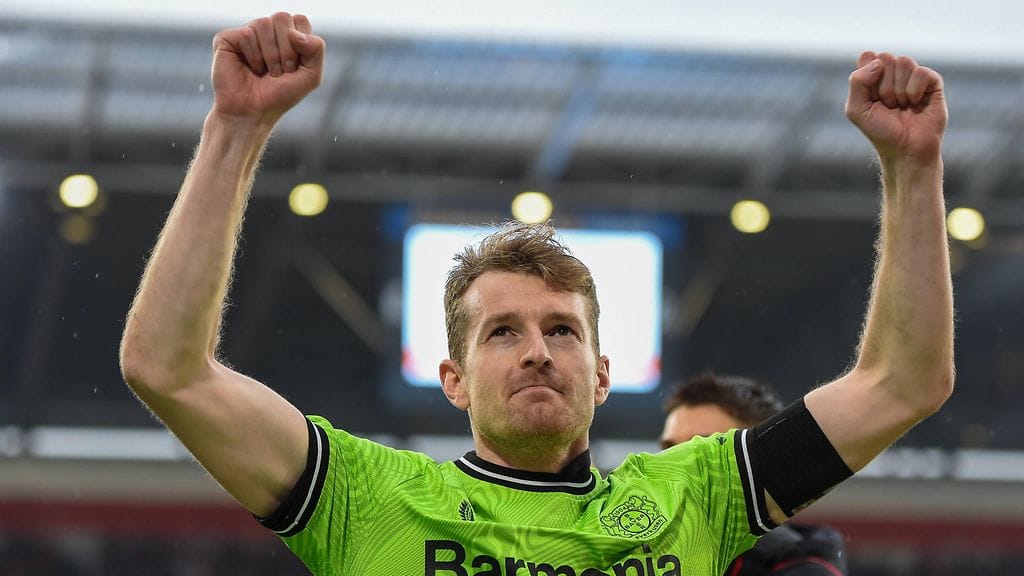 Lukas Hradecky juhli jälleen voittoa Bundesliigassa, vaikka omiin upposi kaksi osumaa.