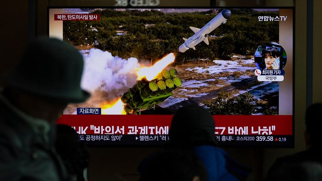 Ihmiset katsoivat Soulissa uutislähetystä Pohjois-Korean Japaninmereen laukaisemista ballistisista ohjuksista maanantaina.