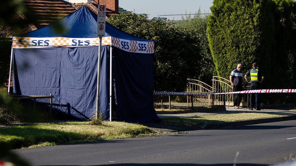 Kuumailmapallosta pudonneen miehen ruumis löydettiin Prestonin asuinalueelta Melbournessa.