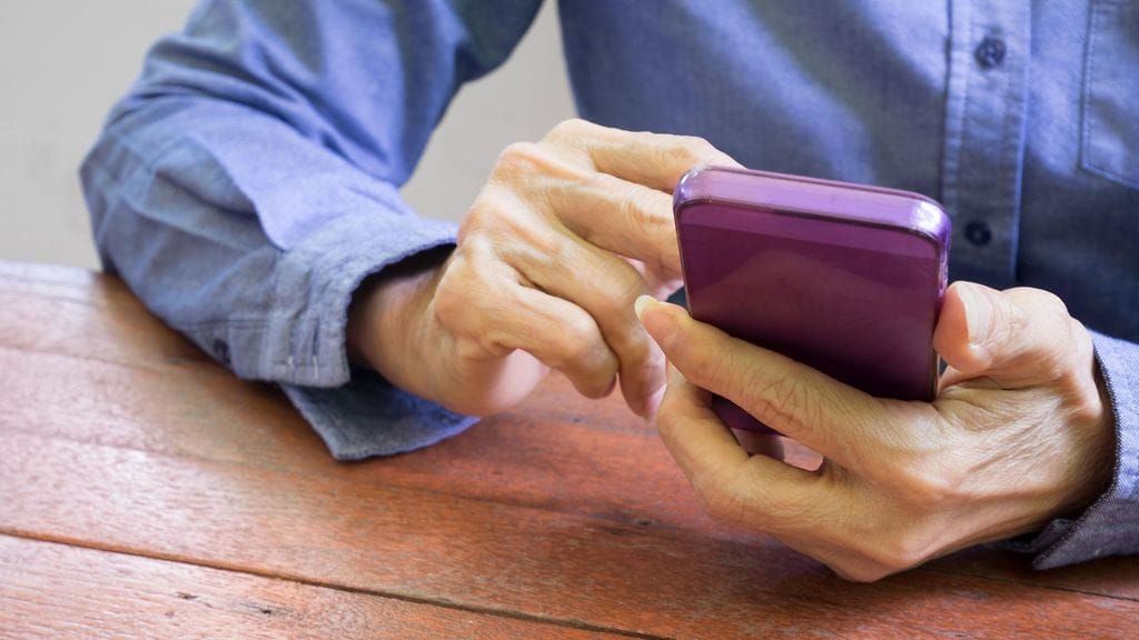 boomeri käyttää kännykkää