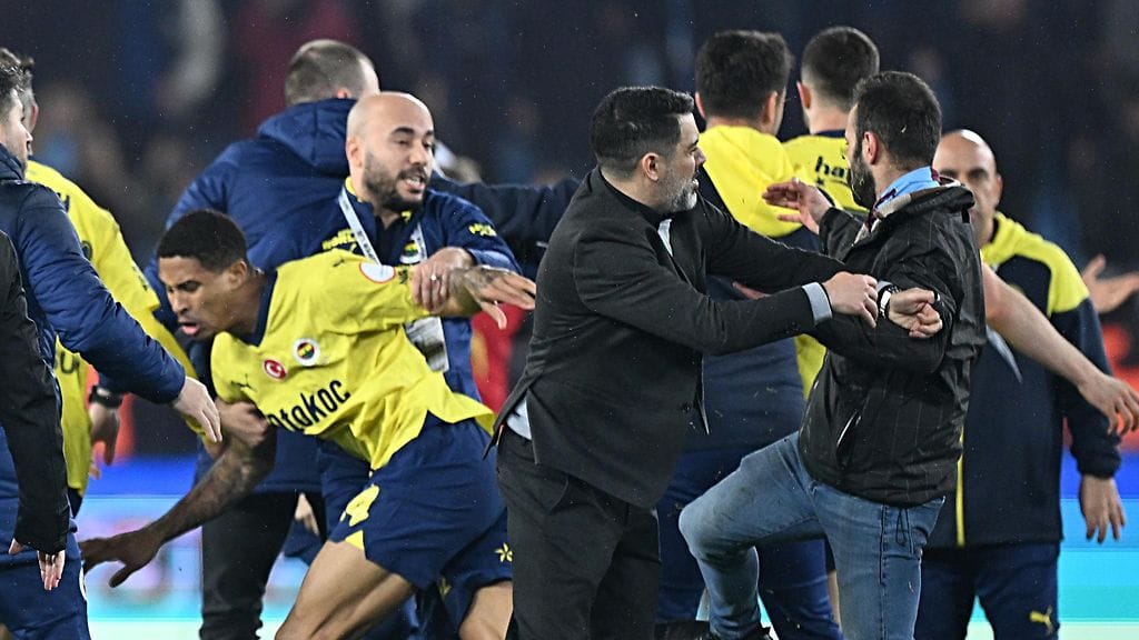 Kannattajat ryntäsivät kentälle ottelun jälkeen Trabzonissa.