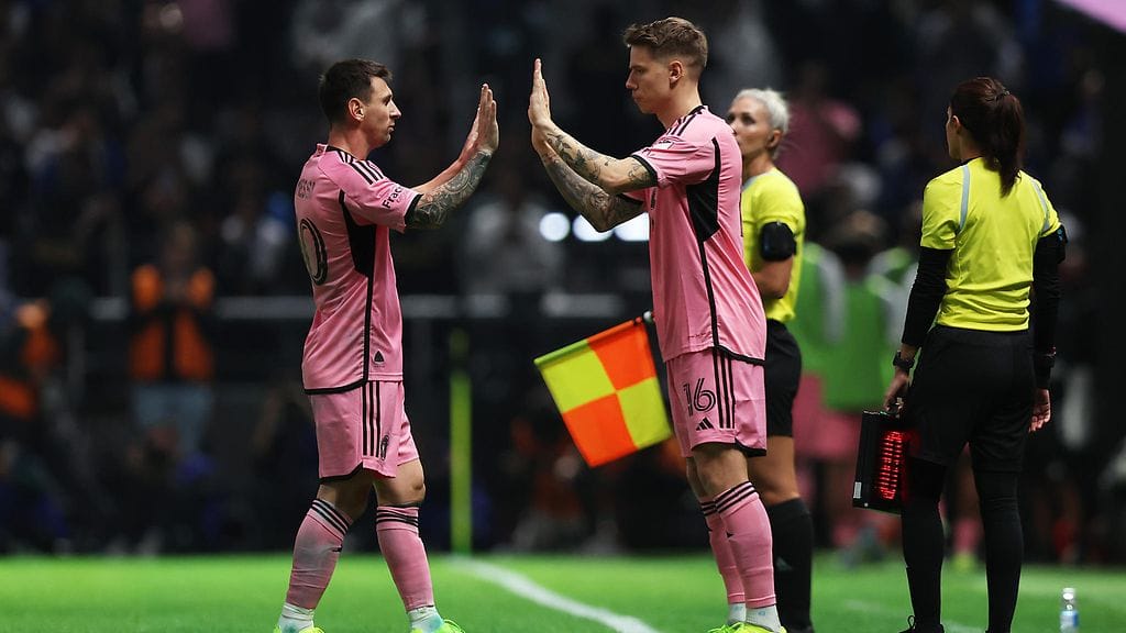 Lionel Messi ja Robert Taylor edustavat Inter Miamia.