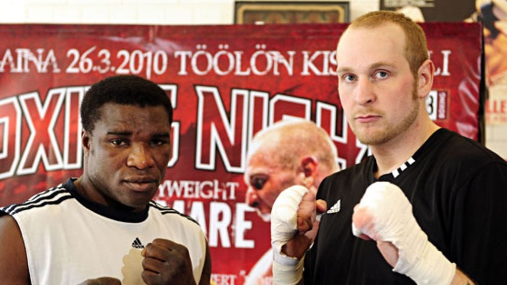 Gbenga Oloukun ja Robert Helenius, kuva: Heikki Saukkomaa / Lehtikuva