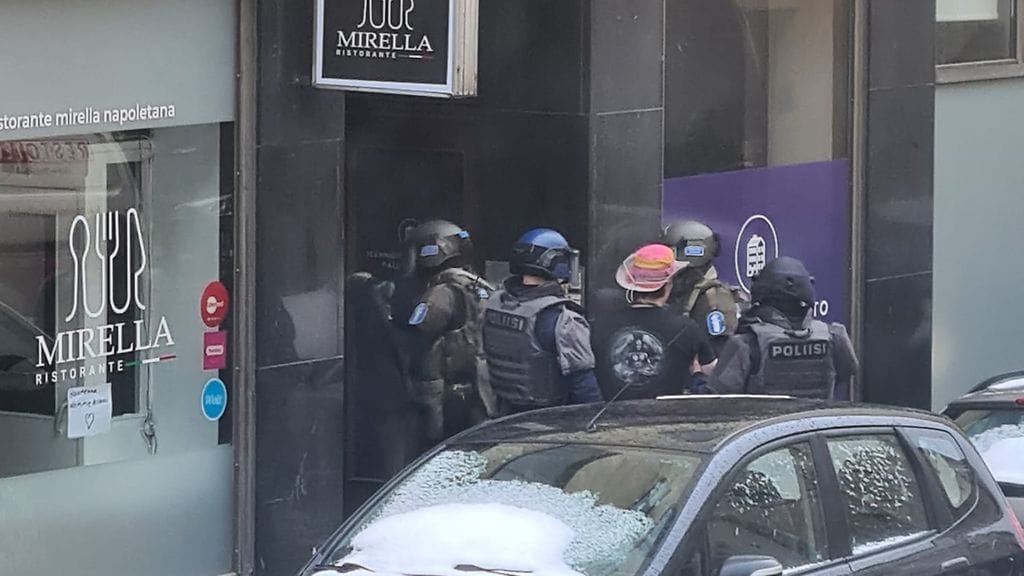 Ampuminen tapahtui arvotalossa Lönnrotinkadulla Helsingin keskustassa.