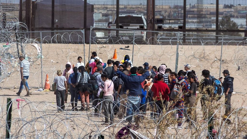 Siirtolaisia Meksikon ja Texasin rajalla maaliskuussa 2024.