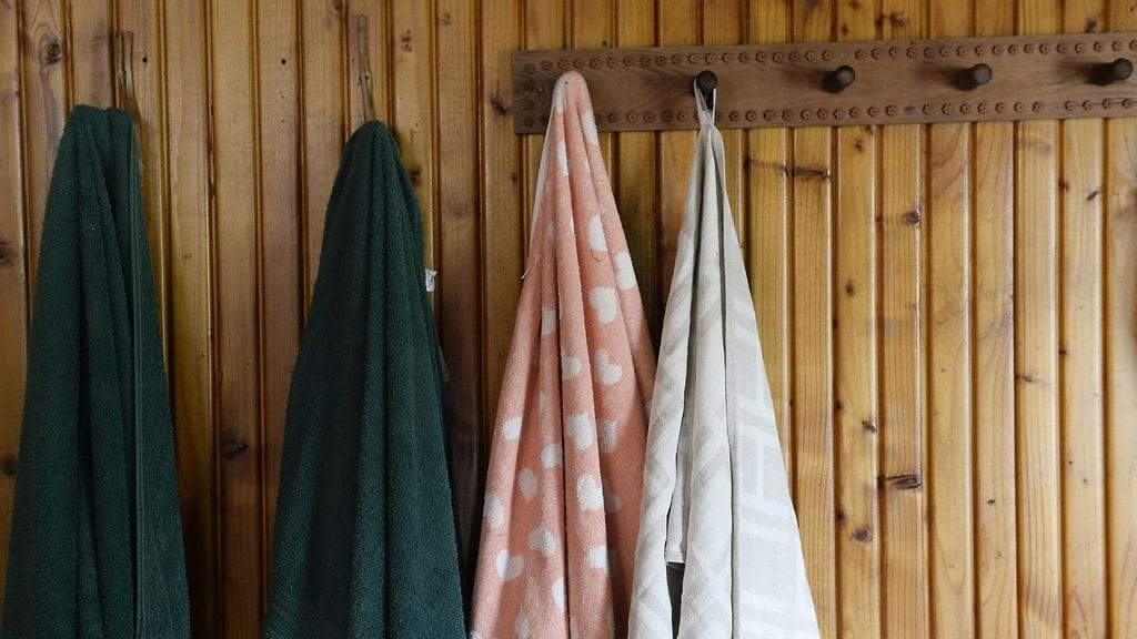 Henkilökohtaisena avustajana työskennellyt mies oli vaatinut uhriaan riisuuntumaan saunan pukuhuoneessa. Kuvituskuva.