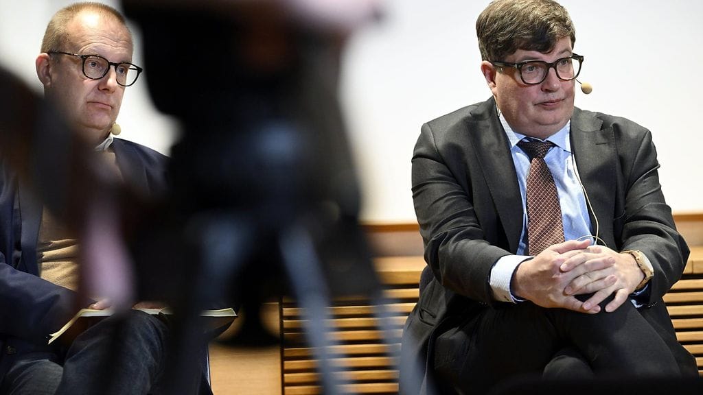 SAK:n puheenjohtaja Jarkko Eloranta (vas.) ja työministeri Arto Satonen Politiikan toimittajien työmarkkinadebatissa Helsingissä 12. joulukuuta 2023.