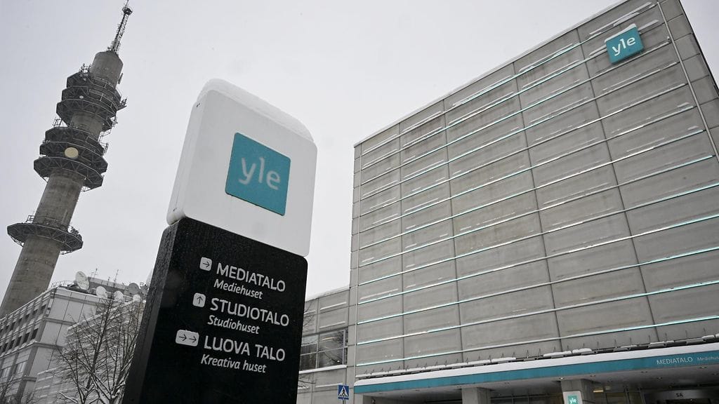 Ylen tunnus Ylen Pasilan studioilla Helsingissä 21. tammikuuta.