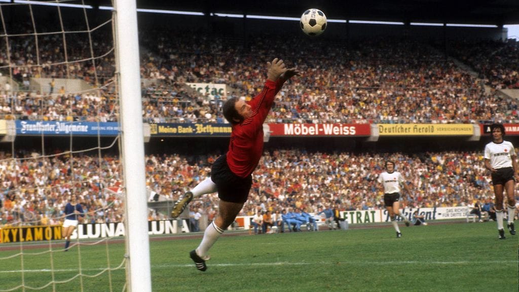 Peter Kunterin torjuntatyyli poiki hänelle komean lempinimen. Kuva vuodelta 1974.