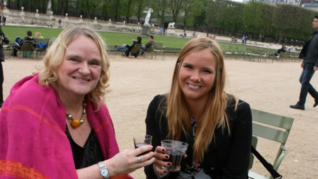 Hilkka on palannut taas rakkaan harrastuksensa, matkailun pariin. Keväinen matka Anni-tyttären kanssa huipentui piknikille Luxemburgin puistossa. Siellä Hilkka uskaltautui jopa siemaisemaan tilkan viiniä. Muuten matkalla kului runsaasti Pariisin kalleinta juomaa - vettä.