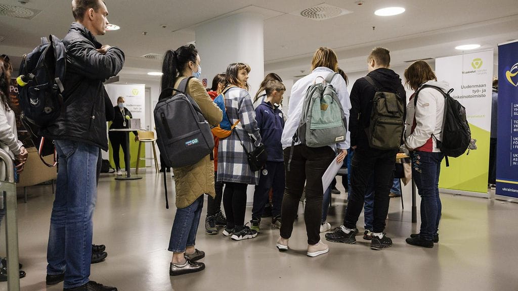 Uudenmaan TE-toimiston ukrainalaisille työnhakijoille suunnatun rekrytointitapahtuman ilmoittautumiseen oli jonoa Helsingissä 3. kesäkuuta 2022.