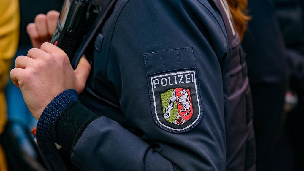 Hollannissa poliisi on ottanut kiinni ihmisen, jonka epäillään heittäneen palavan esineen kohti Israelin suurlähetystöä Haagissa tänään torstaina aamupäivällä. Kuvituskuva.