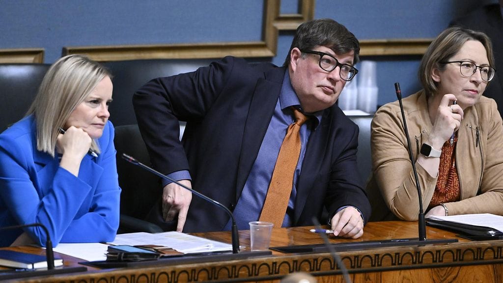 Valtiovarainministeri Riikka Purra (ps.), työministeri Arto Satonen (kok.) ja maa- ja metsätalousministeri Sari Essayah (kd.) kuuntelemassa välikysymyskeskustelua keskiviikkona.