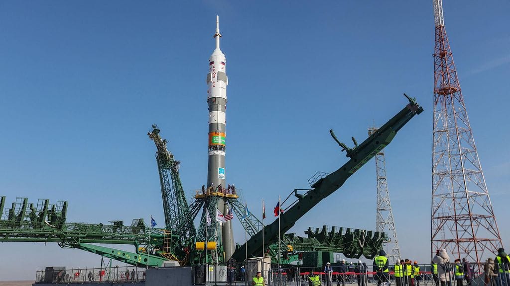 Sojuz-kantoraketin lähtö kansainväliselle ISS-avaruusasemalle peruttiin torstaina viime hetkellä, kertoi Venäjän avaruusvirasto Roskosmos. Kuvassa Sojuz MS-25 -avaruusalus asennettuna laukaisualustalle Venäjän vuokraamalla Baikonurin avaruuskeskuksella Kazakstanissa.