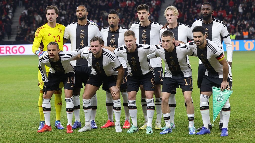 Saksan maajoukkue on nähty Adidaksen pelipaidoissa vuoden 1954 MM-kisoista lähtien.