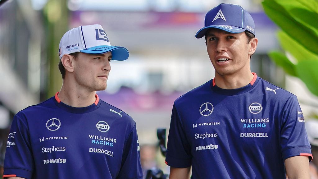 Alex Albon (oik.) ajaa loppuviikonlopun Logan Sargeantin autolla.