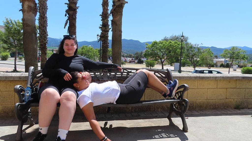 race_across_the_world_s01_eps02_2023_jasmin_isomaki_puistonpenkki_mintun_ja_jasminin_matkakamera