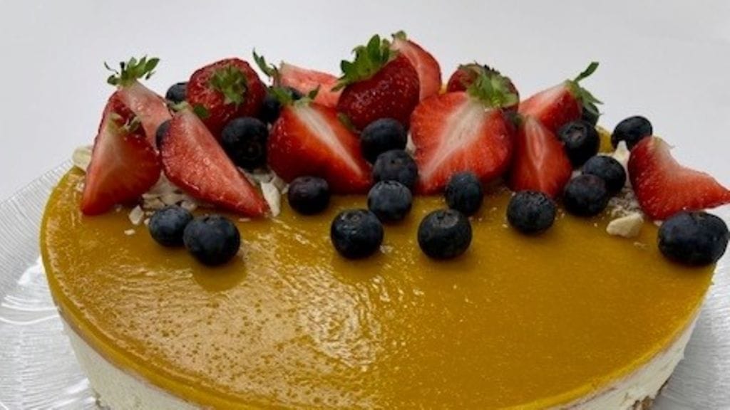 Herkullinen mangojuustokakku sopii pääsiäispöytään.