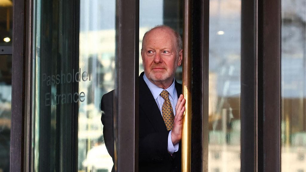 Yksi postiskandaalin uhreista Alan Bates on mukana joukkokanteessa. Hän osti kaupan postipisteineen vuonna 1998.