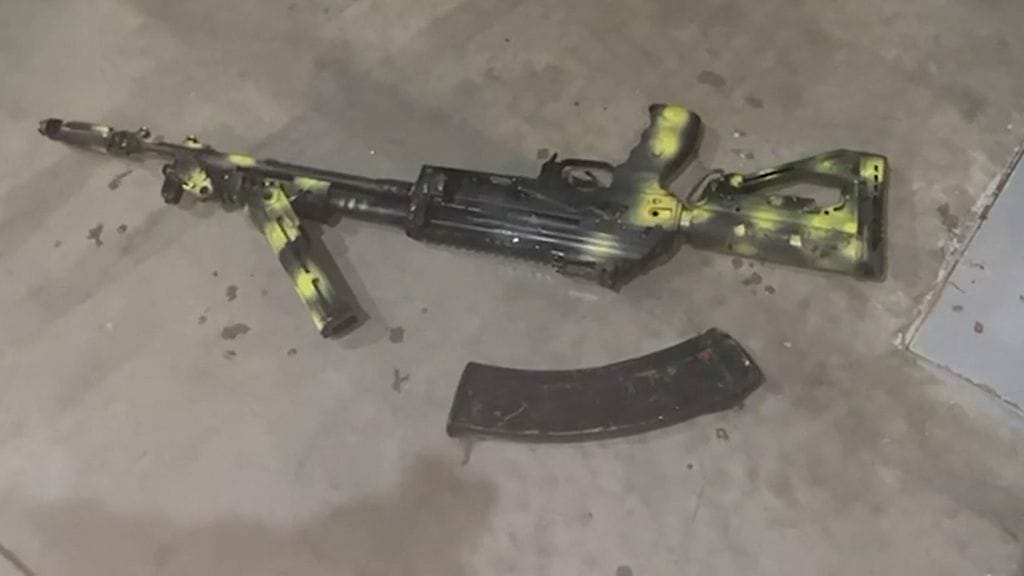 Venäläisviranomaisten julkaisema kuva kivääristä, jonka kerrotaan löytyneen Moskovan Crocus City Hall -konserttitalosta.