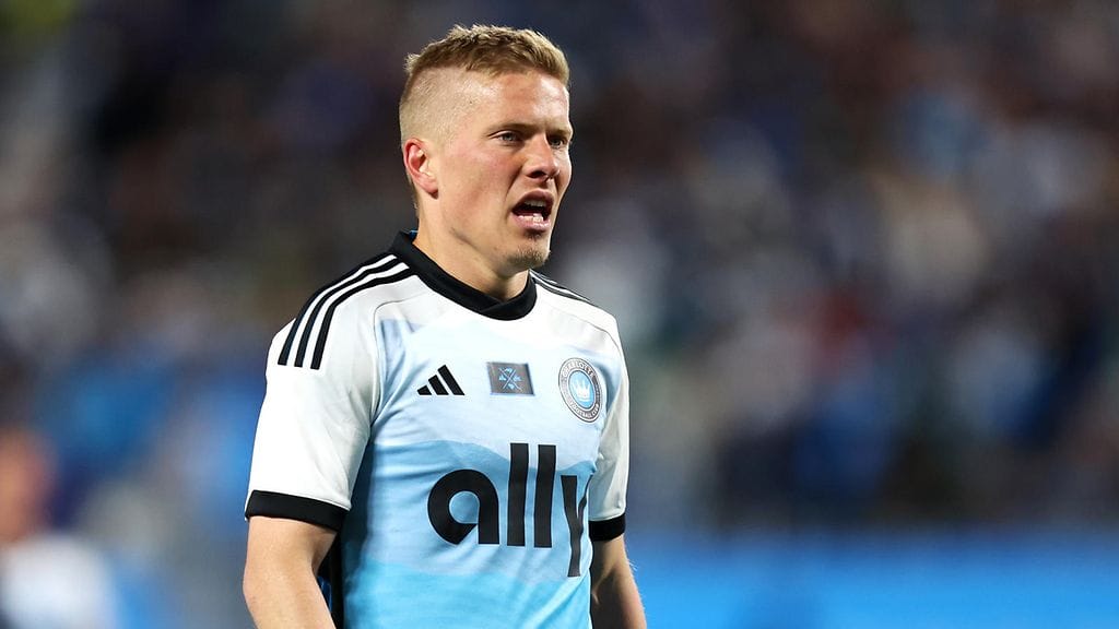 Jere Uronen matkusti takaisin rapakon taakse seurajoukkueensa Charlotten vahvuuteen.