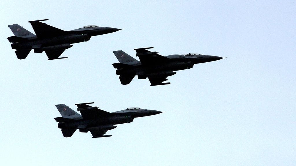 Puolan ilmavoimien F-16-hävittäjiä.