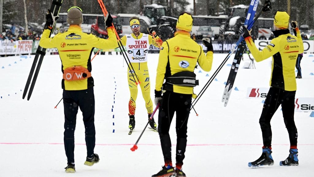 Joni Mäki ankkuroi Pohti SkiTeamin voittajana maaliin Äänekosken SM-hiihdoissa 4x10 kilometrin viestissä.