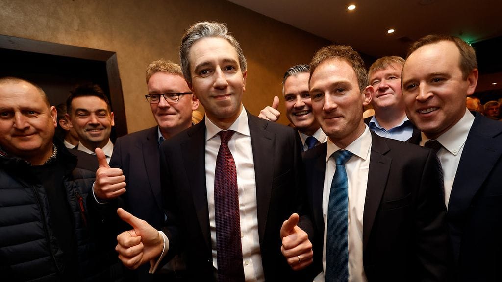 Simon Harris (keskellä)