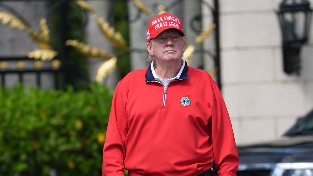 Donald Trump omistamansa golfkentän ulkopuolella West Palm Beachissa helmikuussa 2024. Kuvituskuva.