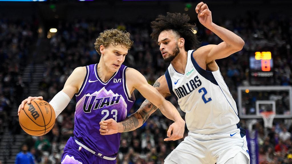 Lauri Markkanen väännössä Dereck Lively II:n kanssa.