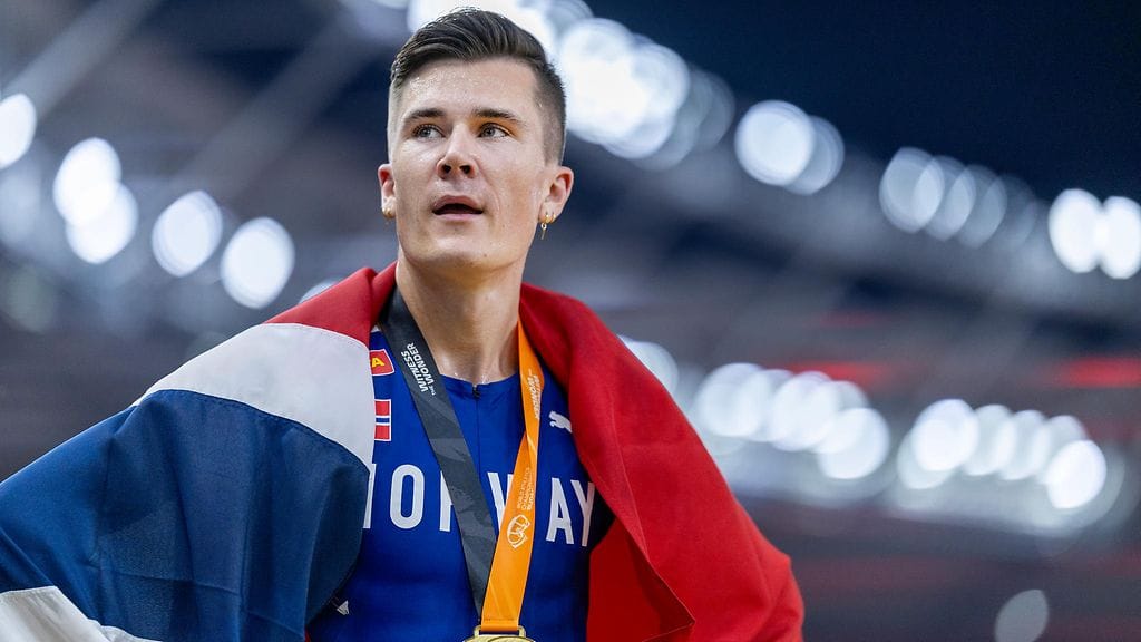 Jakob Ingebrigtsen taipui MM-hopealle 1 500 metrillä Budapestissä viime kesänä, mutta voitti 5 000 metrin kisan.