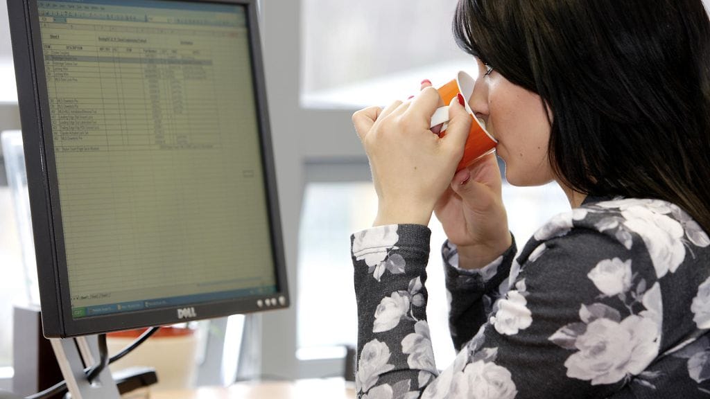 Naiset käyttävät miehiä selvästi enemmän lakkautusuhan alla olevia tukia. Kuvituskuva.