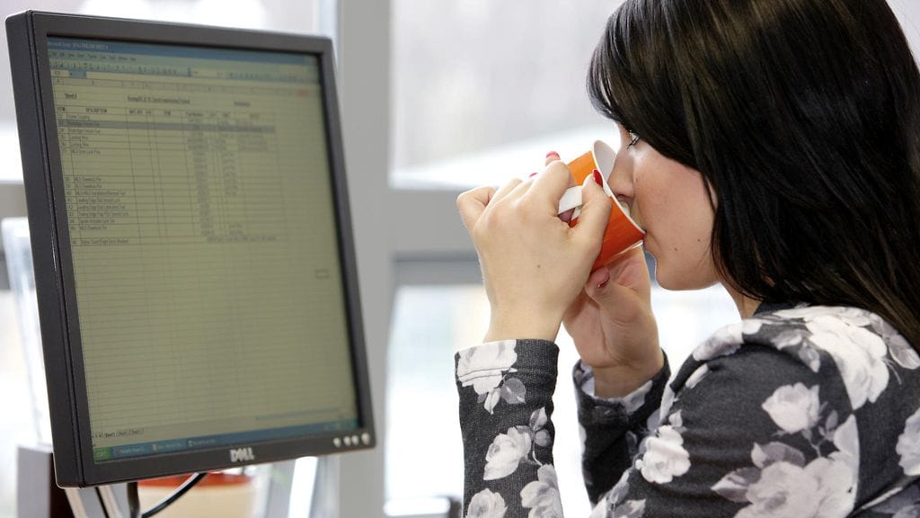 Naiset käyttävät miehiä selvästi enemmän lakkautusuhan alla olevia tukia. Kuvituskuva.