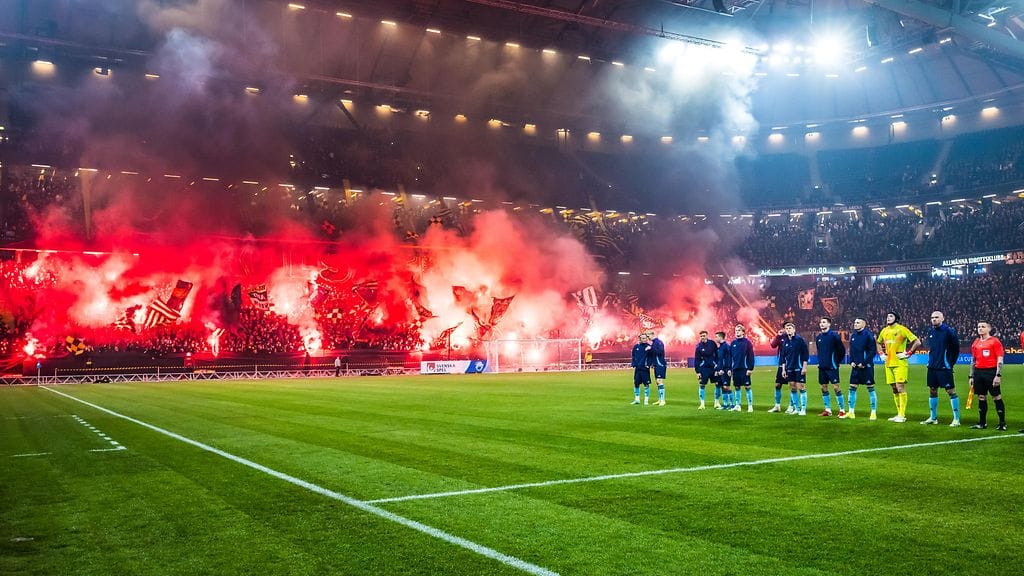 Yleisössä soihdutettiin, kun AIK ja Djurgården kohtasivat Ruotsin cupissa maaliskuussa.