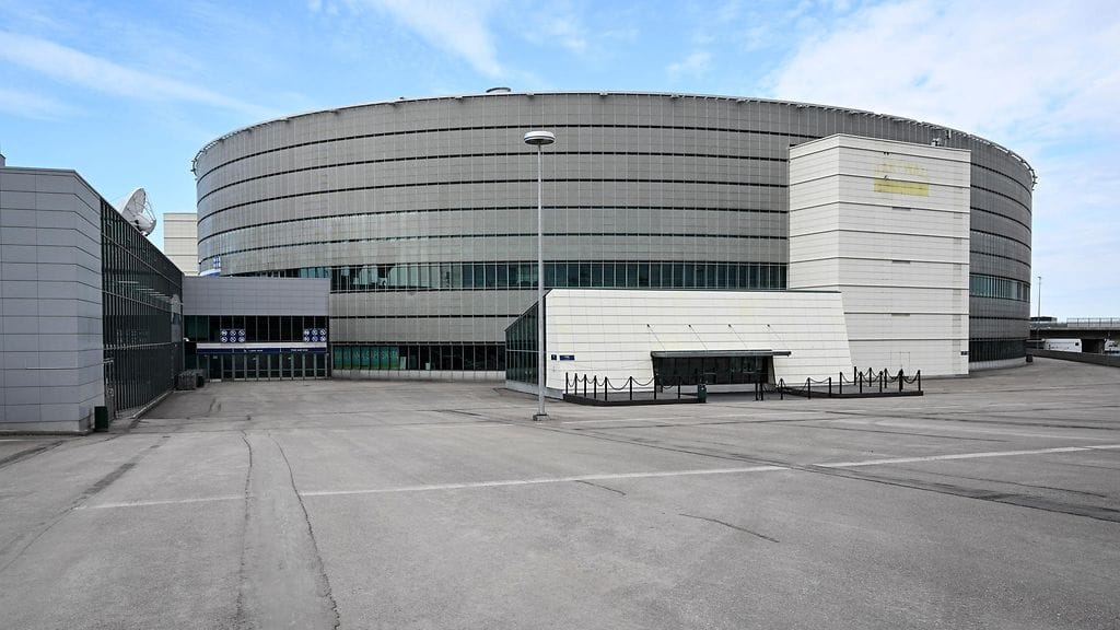 Varkaat tiettävästi tunkeutuivat sisään katon kautta ja kiersivät sitten kaikkialla päähallin tiloissa.