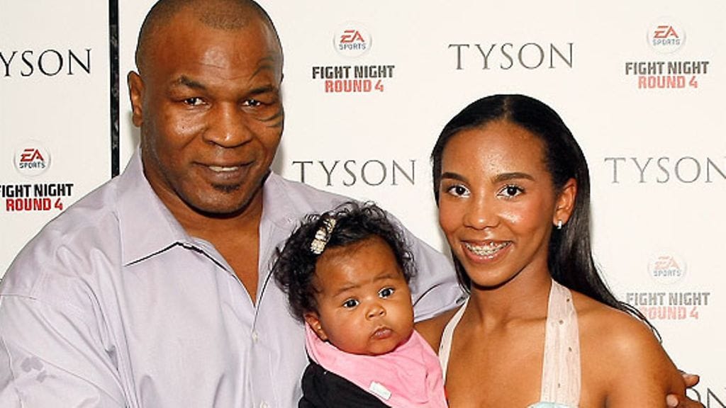 Mike Tyson ja tyttärensä Exodus sekä Rayna huhtikuussa 2009. (Kuva: Jemal Countess/WireImage.com)
