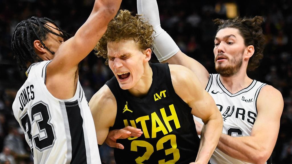 Lauri Markkanen (keskellä) teki Utah Jazzista toiseksi eniten pisteitä San Antonio Spursia vastaan.