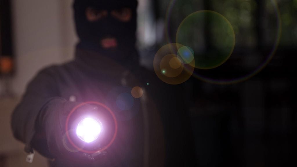 Poliisi toivoo vihjeitä asuntoihin tunkeutuneesta henkilöstä.