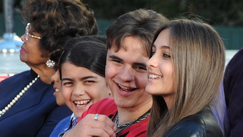 Michael Jacksonin lapset vuonna 2012. Oikealta vasemmalle: Paris, Prince ja Blanket. Reunimmaisena vasemmalla on Michaelin äiti Katherine.