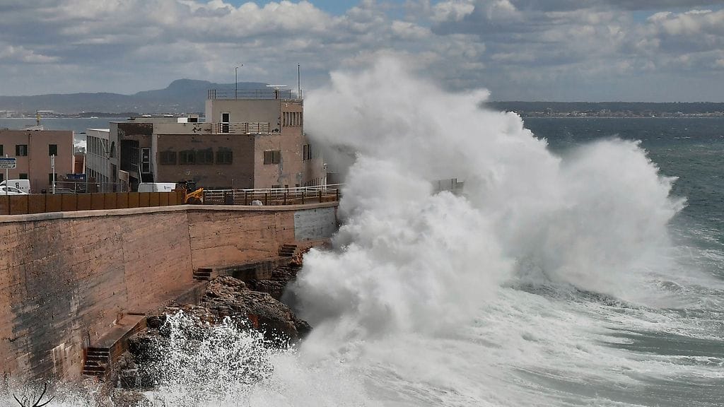 Nelson-myrskyn nostattamia aaltoja Palma de Mallorcassa 27. 3.