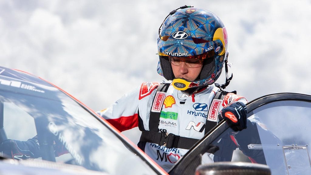 Mitä ihmettä tässä tapahtuu? Thierry Neuville ja Martijn Wydaeghe erikoisissa korjauspuuhissa