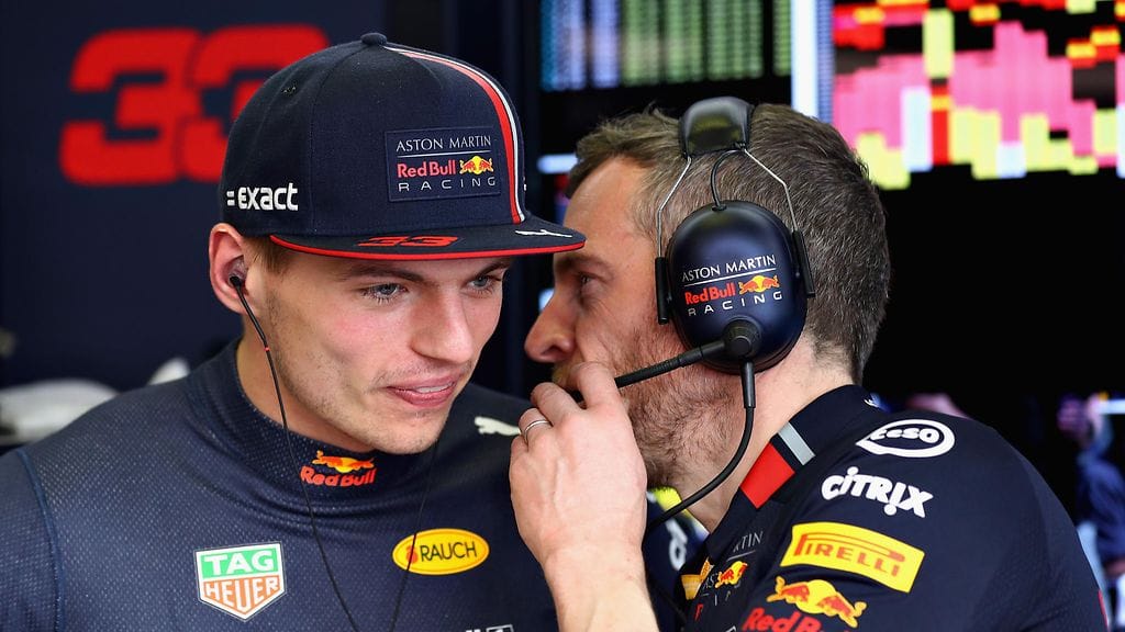 Lee Stevenson (oik.) ja Max Verstappen maaliskuussa 2019.