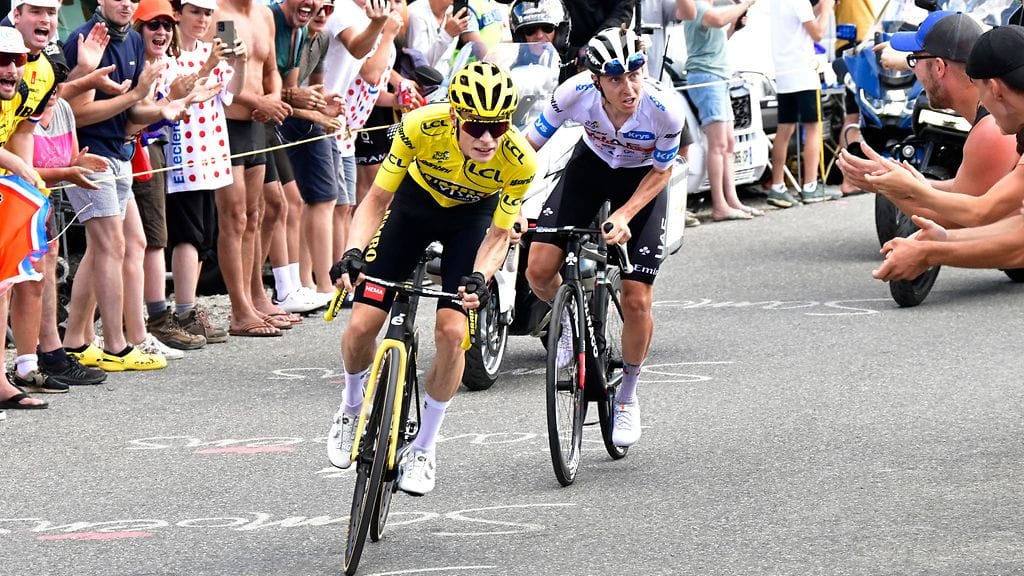 Jonas Vingegaard (edessä) ja Tadej Pogacar ovat taistelleet viime vuodet voitoista Ranskan ympäriajossa.