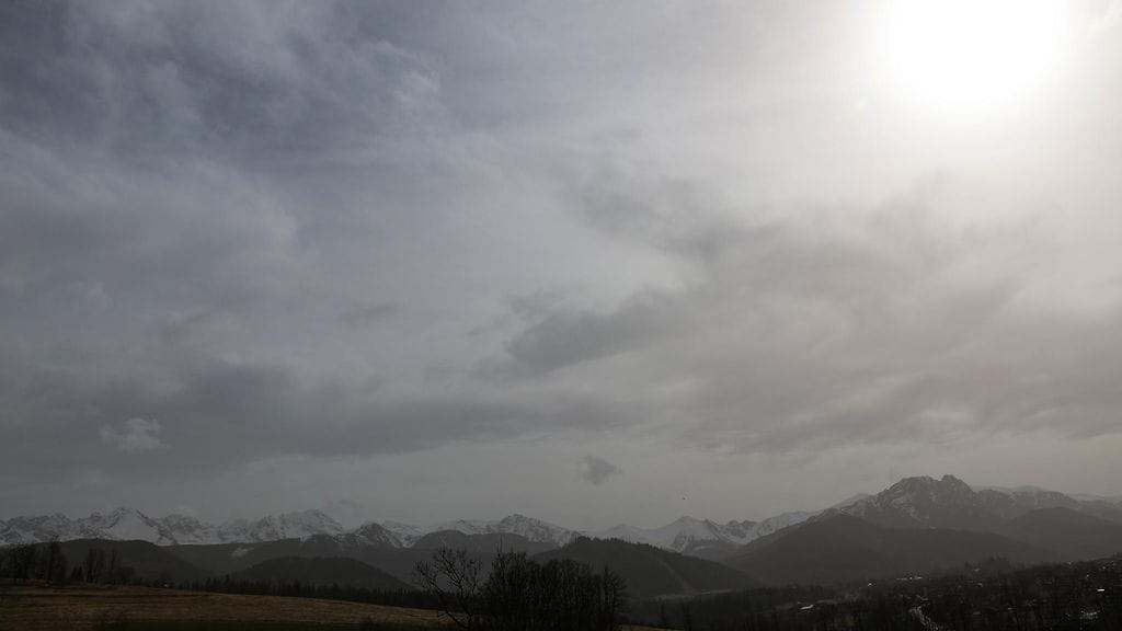 Saharan pöly värjäsi taivasta myös Puolan eteläosassa.