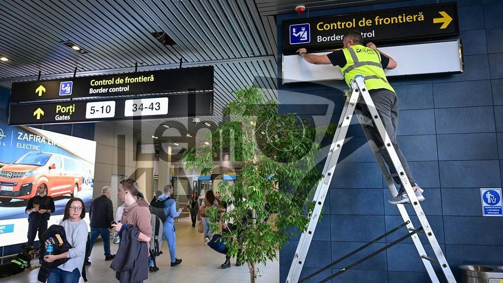 Romanian lentokentällä vaihdettiin torstaina kylttejä tulevan muutoksen takia.