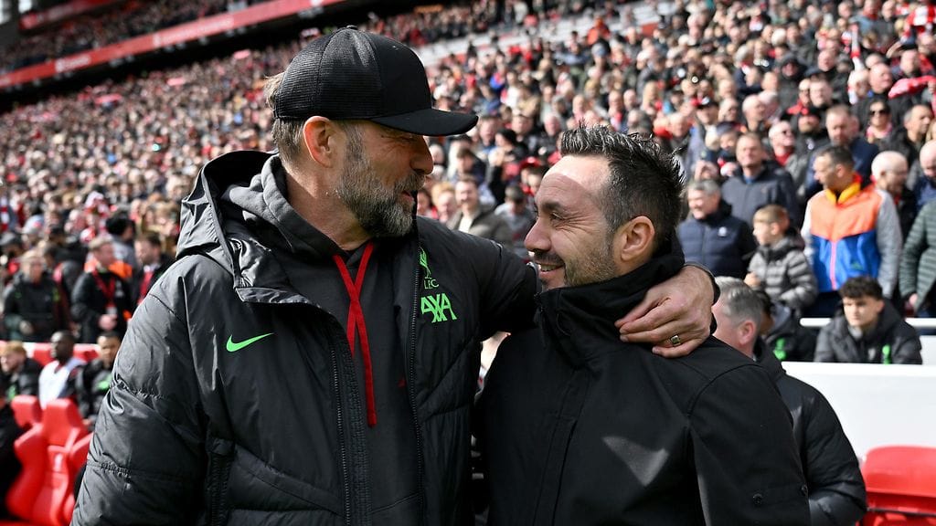 Liverpoolin ja Brightonin valmentajat Jürgen Klopp (vas.) ja Roberto De Zerbi kaulakkain ottelun jälkeen.