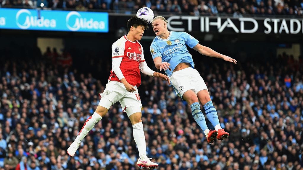 Arsenalin Takehiro Tomiyasu (vas.) kamppaili pääpallosta Manchester Cityn Erling Haalandin kanssa.